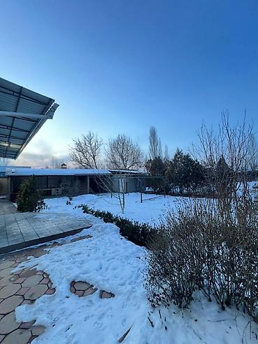 Продажа коттеджей и домов: ЧЕКЧЕЙГЕН ЖЕР ҮЙ САТЫЛАТ!!! 1-линияда жайгашкан ✅ Жери: 20 соток ✅ Үй — 9