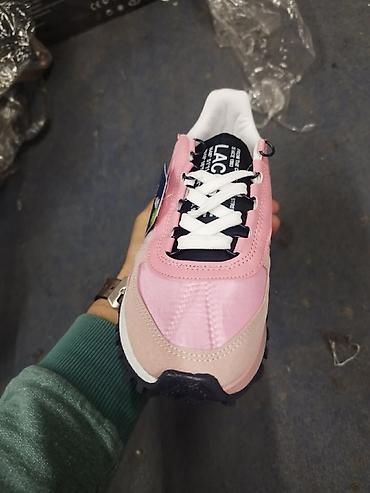 Patike: 36-40
4.500 — 2