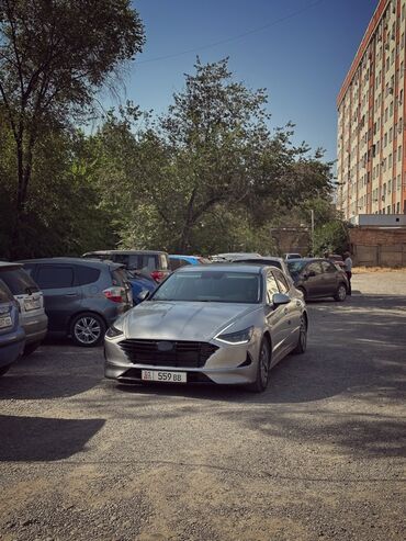 Hyundai: Hyundai Sonata серебристого цвета с элегантным дизайном кузова