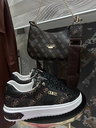 Patike: Predobre patike 
Vel 36 do 40 
Cena 4500 din — 23