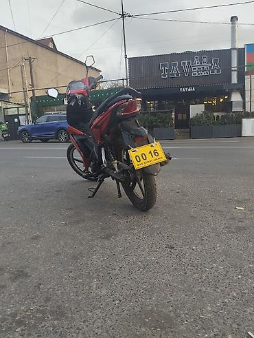 Транспорт: Yongfu skuter/moped - Kuzov rəngi: qırmızı-qara - Nömrə lövhəsi: “00 — 1