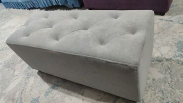 Пуфики: Элегантная банкетка прямоугольной формы, обтянутая мягкой тканью — 7