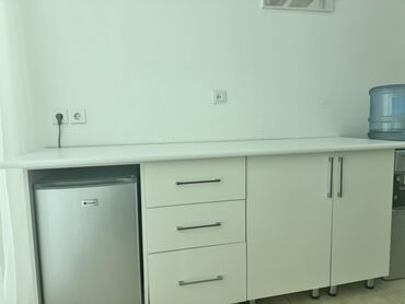 шкаф трехдверный: Ağ rəngli mətbəx/office dolabı – tezgahlı modul Xüsusiyyətlər: -