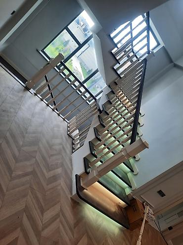 Изготовление перил: Элегантная винтовая лестница с перилами, выполненными из комбинации — 20