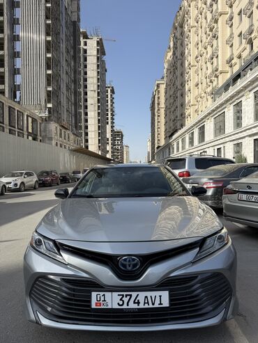срочно продать машину: Автомобиль Toyota Camry серебристого цвета. Этот седан, известный
