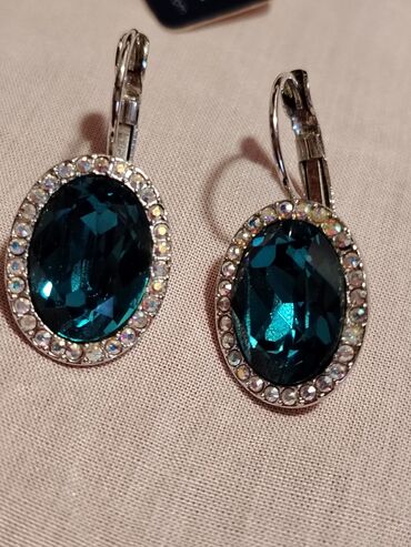 qadın cemperləri: Swarovski brendinə məxsus bu qadın sırğaları mərkəzində tünd firuzəyi