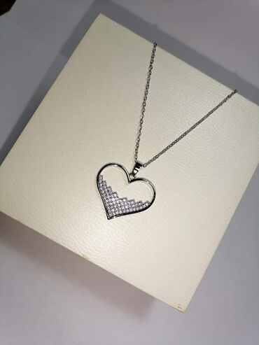 Ogrlice: Nakit, hiruški čelik
Cena 1100din — 7