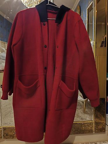 dəst geyimlər: Qadın palto - Rəng: tünd qırmızı (bordo), yaxası qara - Model: düz — 1