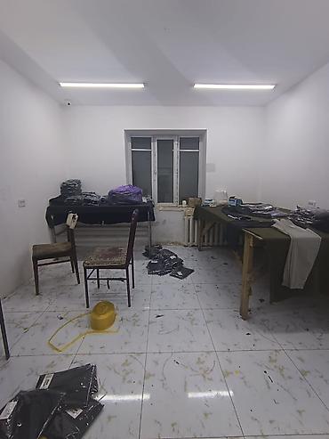 Аренда складов и мастерских: Помещение, оснащенное для пошива одежды, включает несколько рабочих — 5