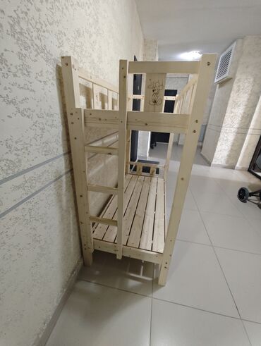 кровать 2 ярусный: Деревянная двухъярусная кровать из светлой древесины, идеально