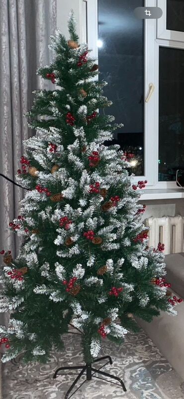 декоративное дерево: Искусственная ель со снежным эффектом, шишками и красными ягодами. -