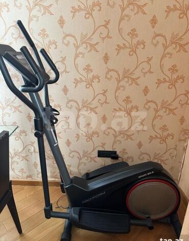 Маски, очки: Pro-Form markalı, "Sport EL 2.0" modeli olan elliptik trenajor. Bu
