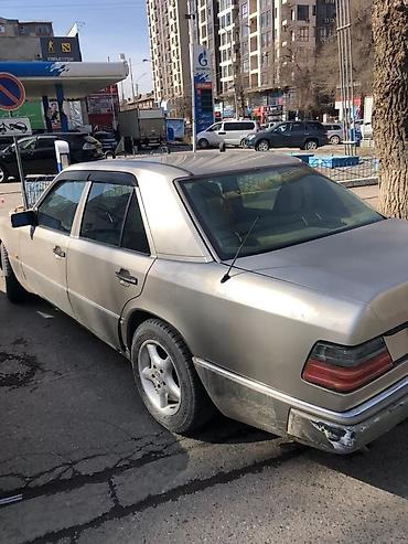 Mercedes-Benz: Седан Mercedes-Benz с кузовом E-класса (W124) бежевого цвета — 7