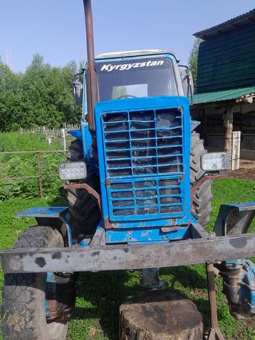 плуг для трактора купить: Трактор синего цвета с кабиной и выхлопной трубой, расположенной