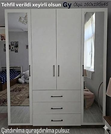 Ağ rəngdə 3 qapılı, 3 çekmecəli dolab. Yanlarda tam ölçülü güzgülü