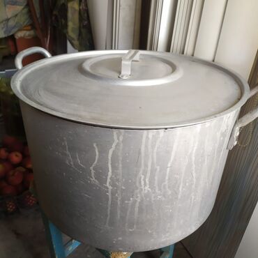 большой чайник: Большая алюминиевая кастрюля с крышкой, предназначенная для