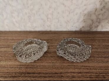 салфетки на стол: İki ədəd şəffaf, bəzəkli şamdan. Evdə romantik və ya şən bir atmosfer