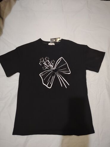 qadın üçün uzun maykalar: Qara rəngli, qısaqol T-shirt, ön tərəfində ağ rəngli bant və çiçək