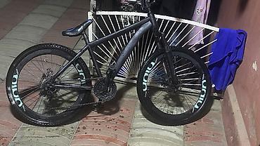 Dağ velosipedləri: Dağ velosipedi – 26” təkərli, disk əyləcli Xüsusiyyətlər: - Çərçivə — 9