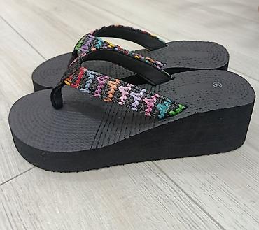 кроксы на платформе: Женские пляжные вьетнамки на платформе. - Цвет: черный с — 1
