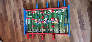 Stolüstü futbol (foosball) oyunu – kompakt masa formatında