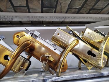 kala bitkisi: Qapı tutacağı və kilid mexanizmi dəsti - Material: metal korpus