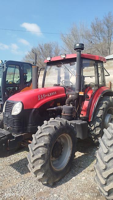 Тракторы Dongfanghong: Колёсные тракторы Dongfeng (серия LX/MF), красного цвета, с кабиной — 5