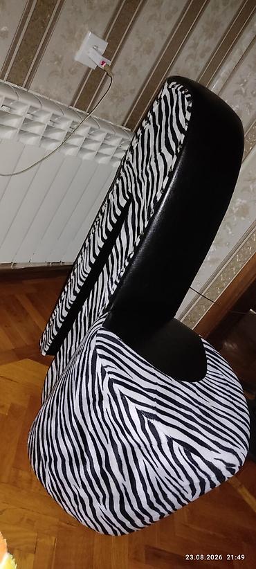 stul uzluyu: Zebra naxışlı dekorativ oturacaq kreslo. Qara-ağ dizaynı ilə interyerə — 2