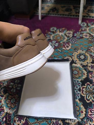 Кроссовки и спортивная обувь: Стильная мужская обувь можно и подросткам, коричневого цвета с белой — 4