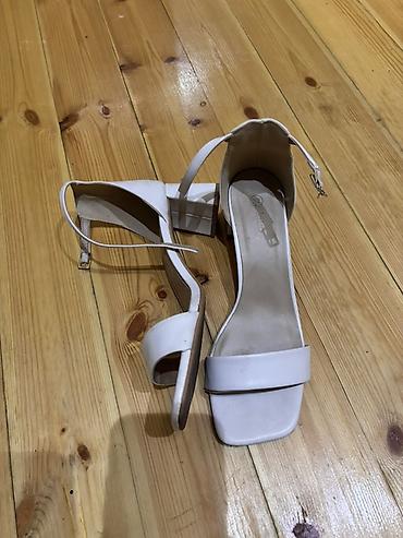 nabuk ayaqqabi: Ağ rəngli qadın sandaleti - Minimalist dizayn: kvadrat burun, ön — 1