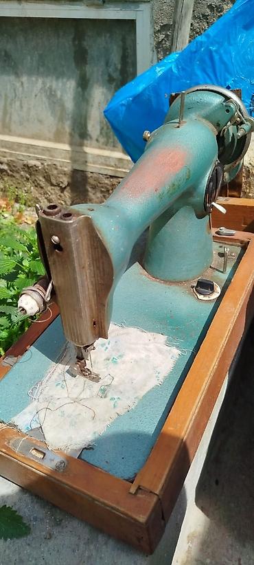 İncəsənət və kolleksiyalar: Tikiş maşını – mexaniki, stolüstü model - Korpus: metal, mavi-yaşıl — 1