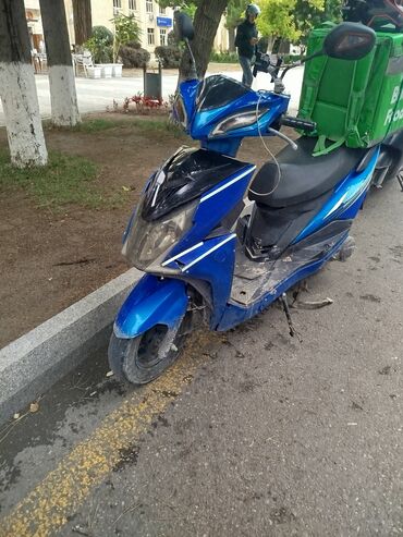 Аренда мототранспорта: Məhsul: Şəhər daxili istifadə üçün skuter - Rəng: mavi/qarışıq qara