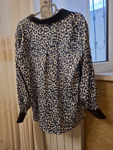Köynək və bluzalar: Leopard naxışlı, uzunqol qadın bluzası. Bu bluza dəri detallarla — 3