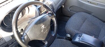 Digər avtomobillər: Avtomobil: sedan kuzovlu, gümüşü rəng. Xarici xüsusiyyətlər: - Kompakt — 7