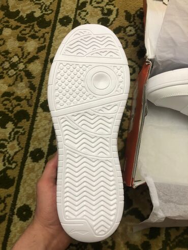 лининг кроссовки белые: Продаю оригинал обувь лининг 42 размер очень красивые