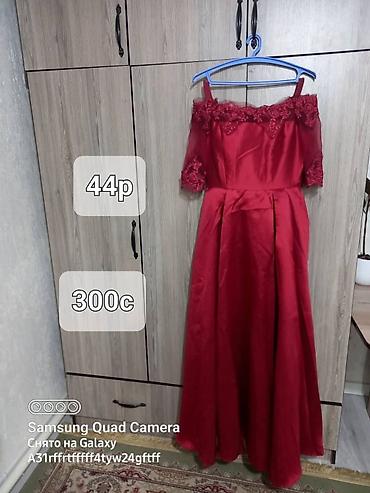 Вечерние платья: Вечерние наряды и платья 1) Бордовое вечернее платье, размер 44 - — 1