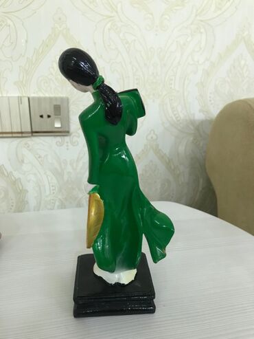 Heykəlciklər: Dubaydan alinib suvenirler.Tovuzqusu 110 azn Kitay qiz 70 azn — 7