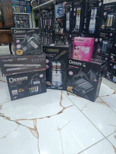 Mini popkorn aparatları: Müxtəlif məişət əşyaları topası. Dəstdə Dessini əl mikseri, saç — 2