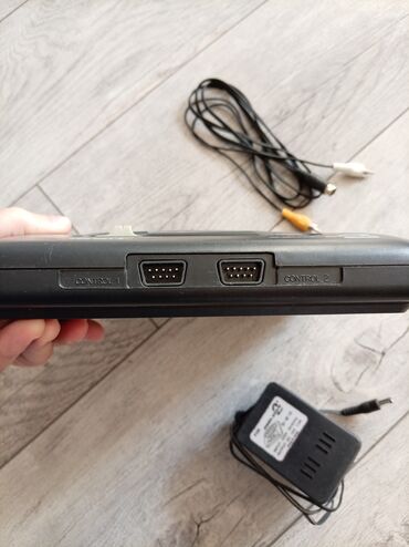 Digər oyun və konsollar: Yapon istehsalı Sega Mega Drive 2 oyun konsolu. Çin istehsalı olan — 6