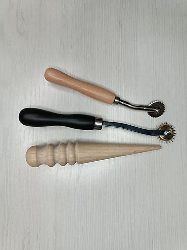 Аксессуары для шитья: Набор по работе с кожей. пробойники, кромкорезы, стикер, ножницы — 14