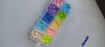 Fimo muncuq açılıb amma istifadə olunmayıb rəngli qarışıq qutuda