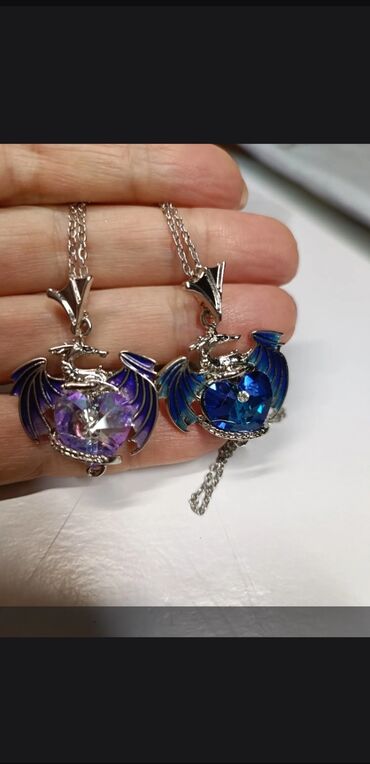Кулоны, подвески: Продаю красивое женское ожерелье с подвеской луной виде дракона в