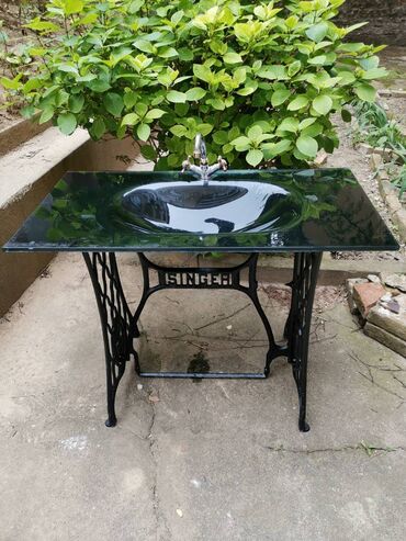 mali stolovi na rasklapanje: Stakleni crni umivaonik singer. Visina 73 cm. Preuzimanje lično