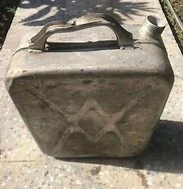 benzin kanisteri: Metal yanacaq bidonu - Material: qalın metal (polad) - Həcm: təqribən — 1