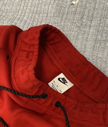 винтаж одежда: Красные спортивные штаны Nike Tech Fleece. Штаны имеют эластичный пояс