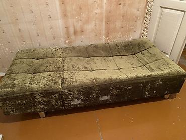 hamam kranti: Yaşıl məxməri parça ilə örtülmüş qatlanan divan/çarpayı — 3