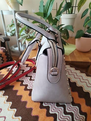 baldinini beograd: Elegantna ženska torba u svetlosivoj nijansi sa zlatnim detaljima. - — 4