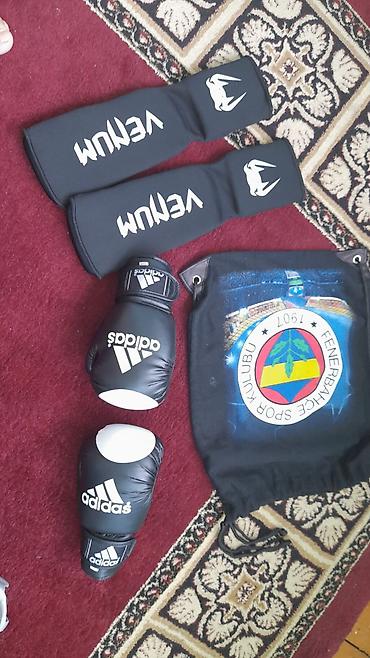 canta satışı: Salam boks üçün əlcək, çanta və dizdik birlikdə satılır.Tezedir 2-3 — 2