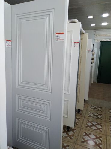 otag qapi: Ağ rəngdə, panelli dizaynlı qapı. Klassik üslubda olan bu qapı, ev və