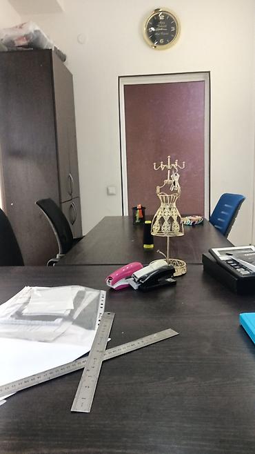 Офисные кресла: Офисная мебель комплектом Состав: - Два рабочих стола из темного ЛДСП — 2
